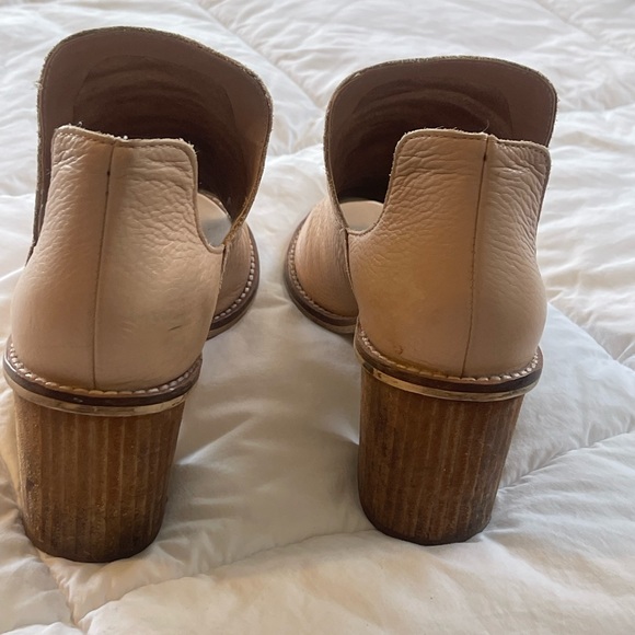 Chinese Laundry nude leather wedge heels. Comfy, light & Neutral tan color. - Picture 2 of 9
